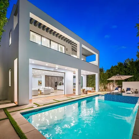 Villa Luxurious Retreat - Modern House With Pool